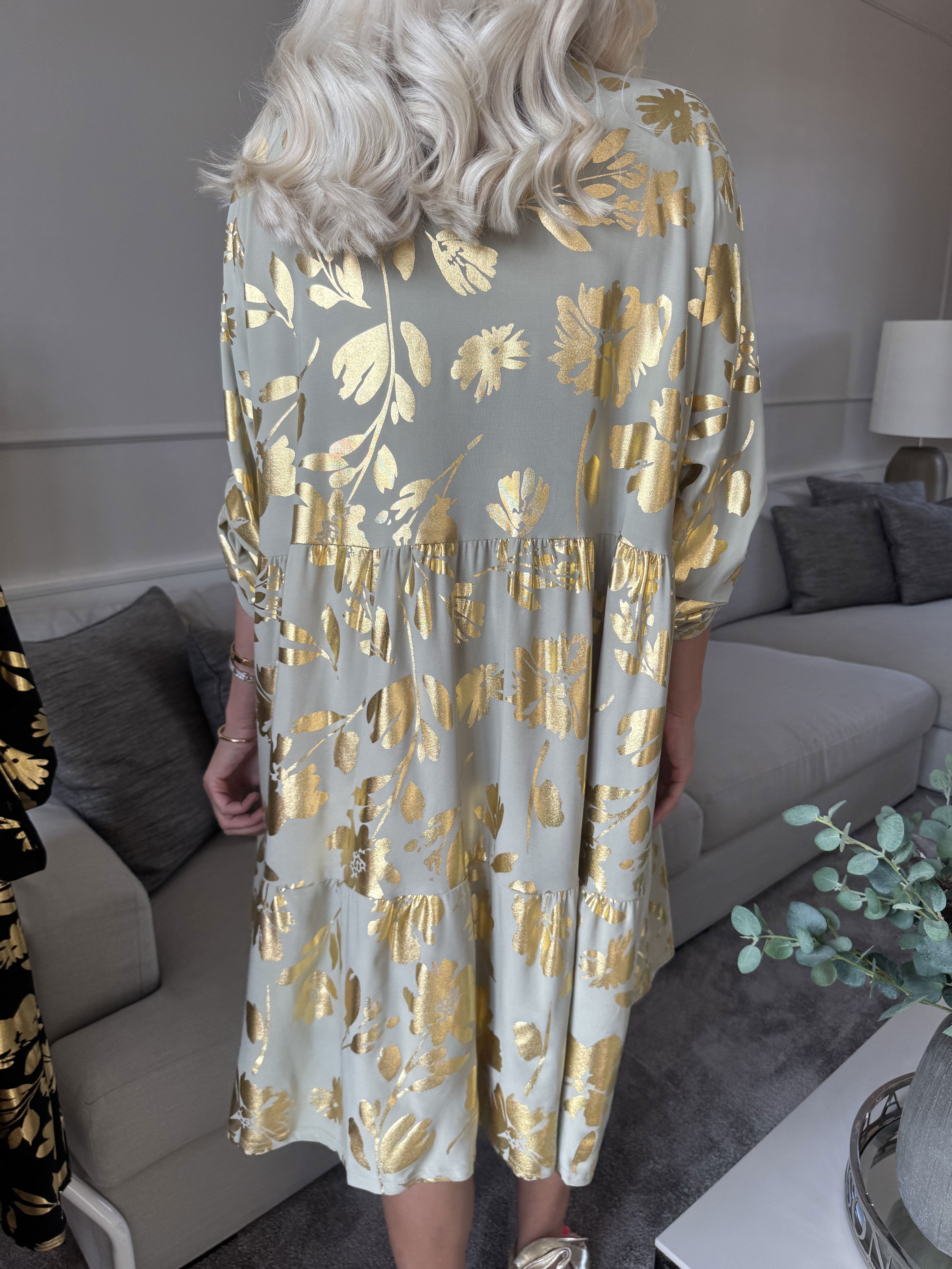 Milano Gold Flower Midi - Kjole med guld blade og lag på lag look